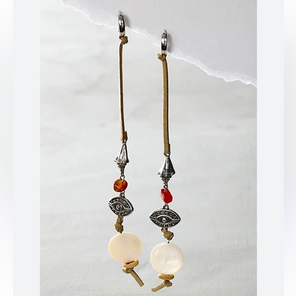 NWT Free People Treasure Dangles in Mother of Pearl - Picture 3 of 5